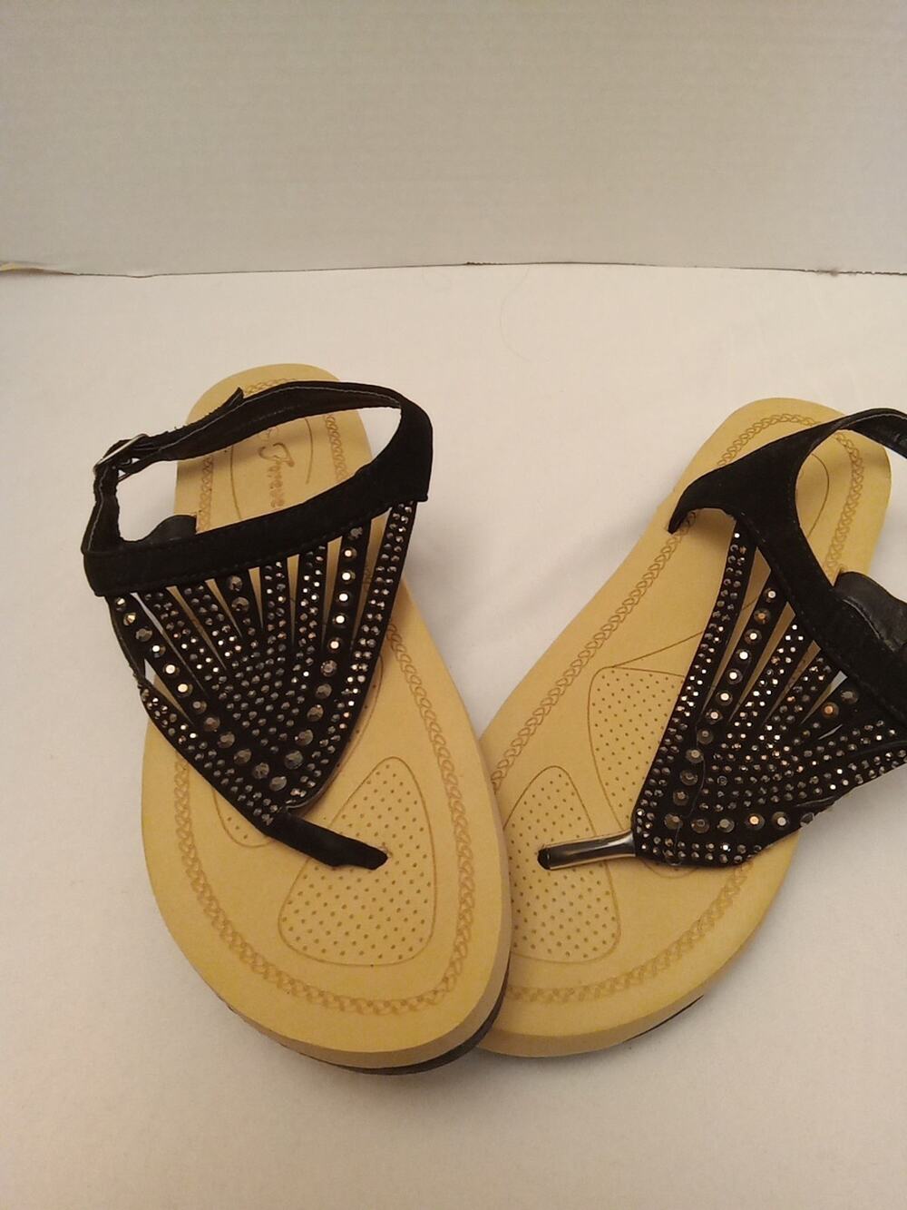 NWOT Forever Women's Size 7 White Rhinestone Sandals . Summer, Athleisure